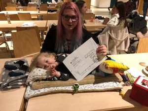Der kleine Milan mit seiner Mama freuen sich über den Scheck. 