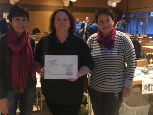 Spendenübergabe v.li.n.re.: Fr. R. Mößinger Aktion zugunsten krebskranker Kinder, Fr. M. Heyda (die Oma des kl. Milan), Fr. B. Dörfel Aktion zugunsten krebskranker Kinder